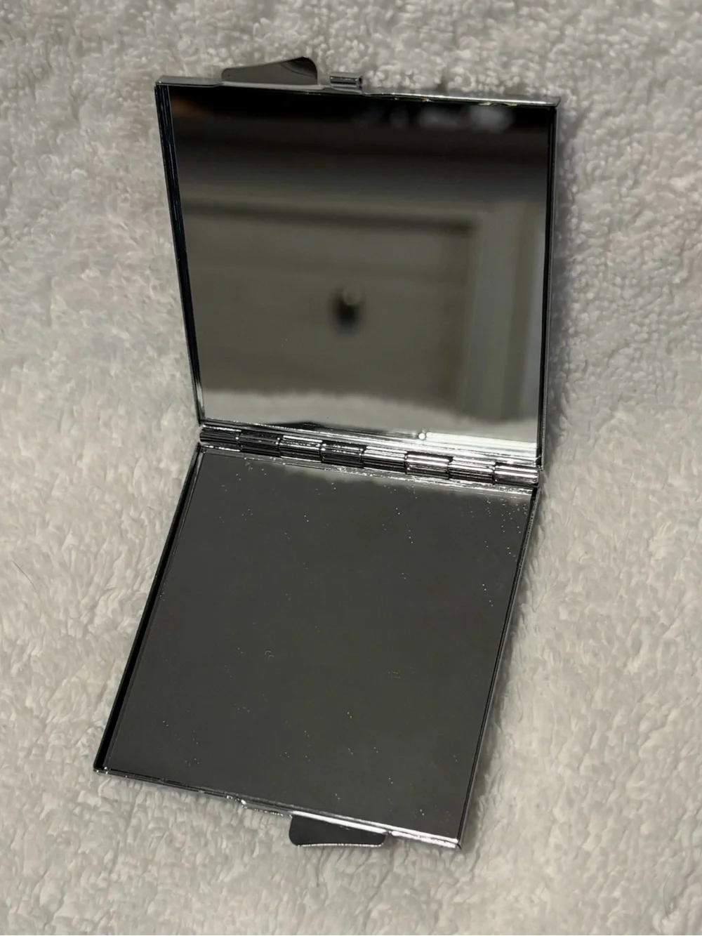 Compact Burberry mirror - Picture 3 of 3